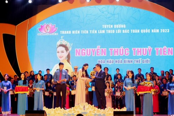 Cù Mai Công: Thời buổi thật giả khôn lường này, có những tấm gương chỉ là ranh ma chính trị